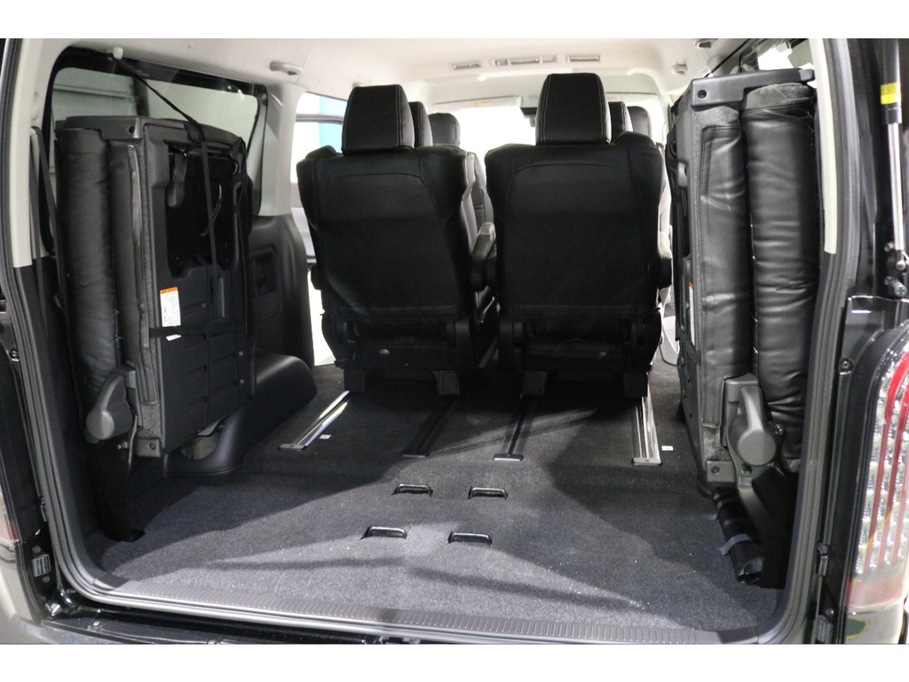 左右跳ね上げ式ですので広大なラゲッジスペースも展開！！