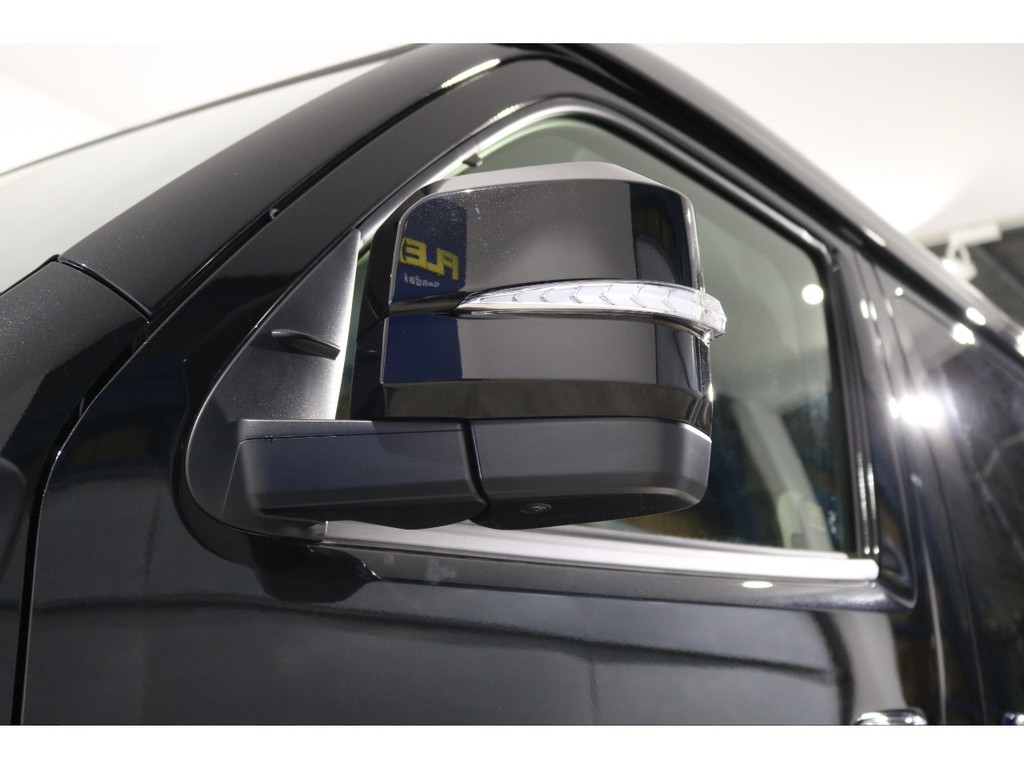 ミラーもボディ同色！より引き締まって見えます！