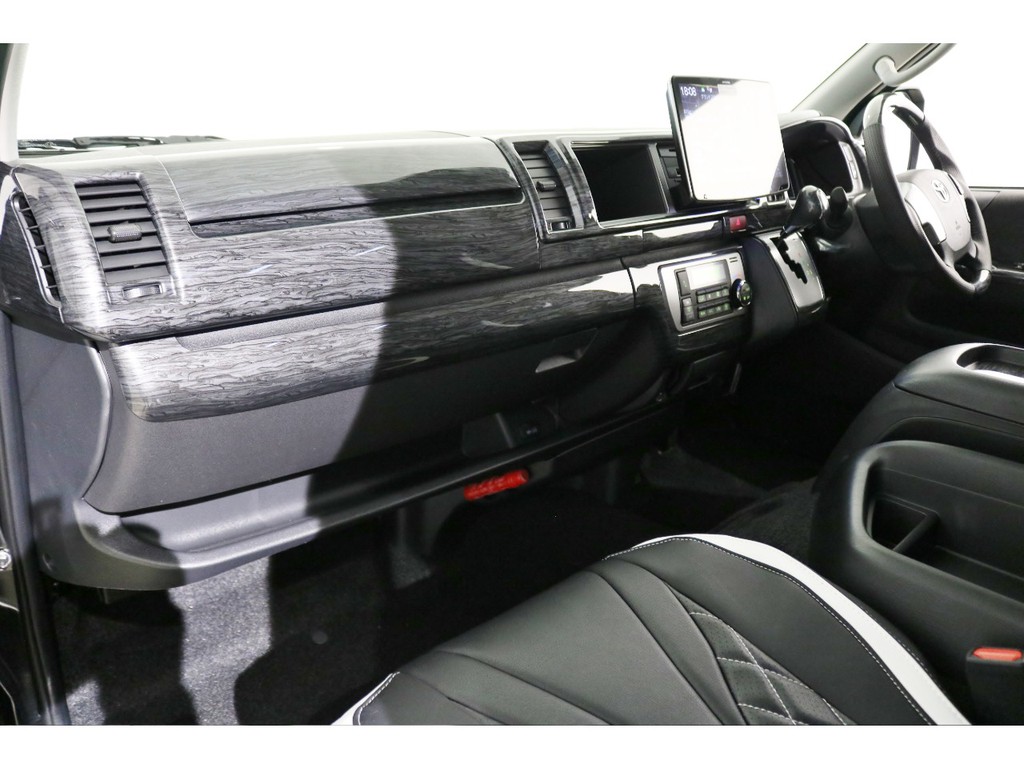 インテリアパネルを搭載でフロント周りも高級感アップ！【＊パネルは準備中のためイメージです】