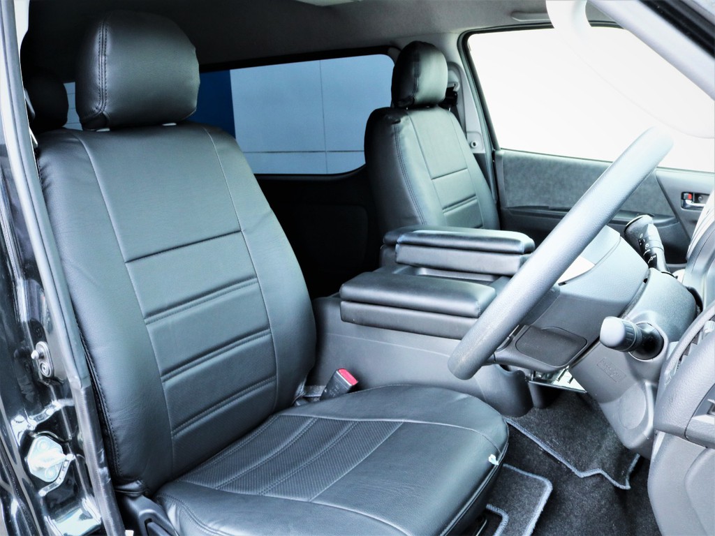 運転席シート、黒革調シートカバー付き！