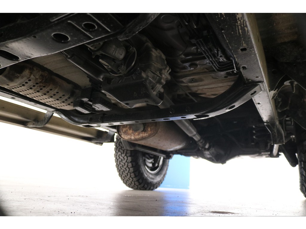 堅牢なラダーフレームに、センターデフロック付きフルタイム４ＷＤ！見た目と裏腹に、ベースは本格派！