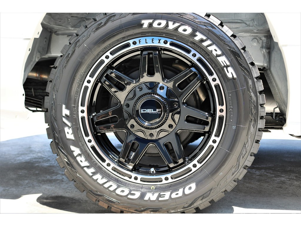 足元にはオリジナルＤＥＬＦ０４ １６インチＡＷにＴＯＹＯ オープンカントリーＲ／Ｔタイヤをチョイス！！