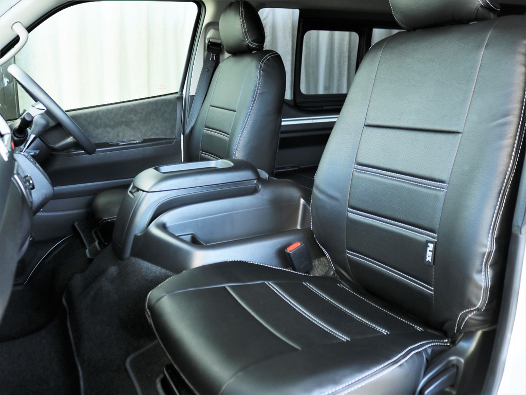 フロントシートにはフレックスオリジナルのシートカバーを設置！質感が更にアップしております。