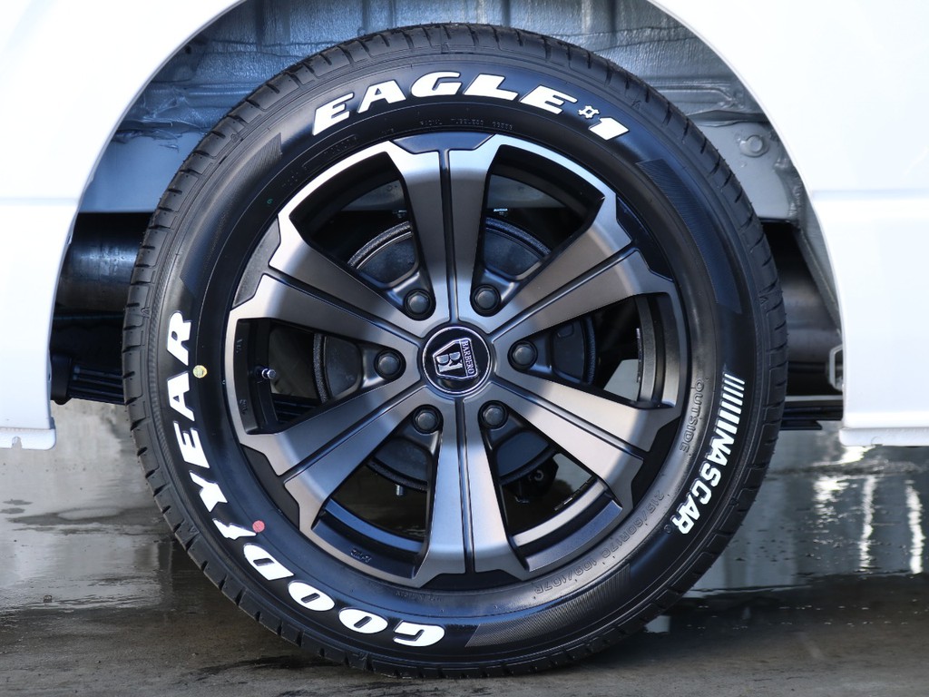 新品のグッドイヤーナスカータイヤ17インチ、フレックスバルベログランデ17インチアルミホイール装着済みとなっております！！