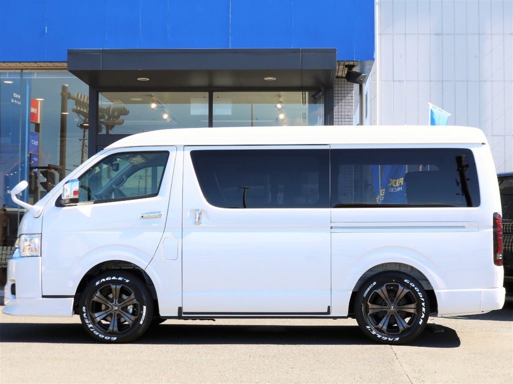 左側には電動のパワースライドドアが装備されており、乗り降りの際、すごく楽です！