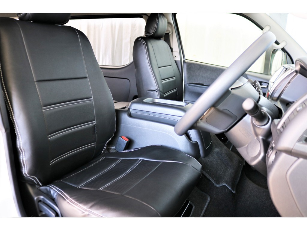 フロントシートにはフレックスオリジナルのシートカバーを設置！質感が更にアップしております。