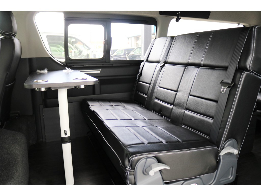 2列目シート前面には、テーブルを設置することが可能となっており、小休憩の際など手軽にお食事を楽しむことができます！！