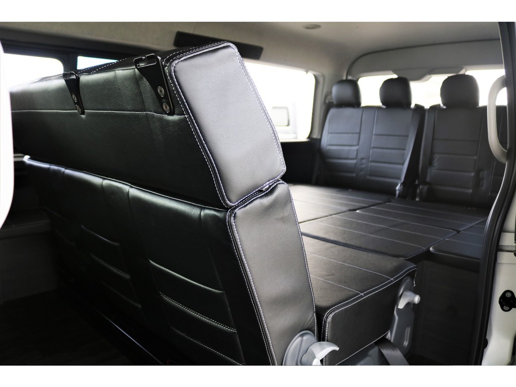 2列目シートはバタフライシートになっており、向き合った形でシートをアレンジすることができます！！