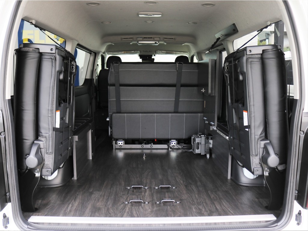ハイエースの最後尾の席は左右に跳ね上げ可能です！荷室としてもかなりのスペースがすぐに作れます！