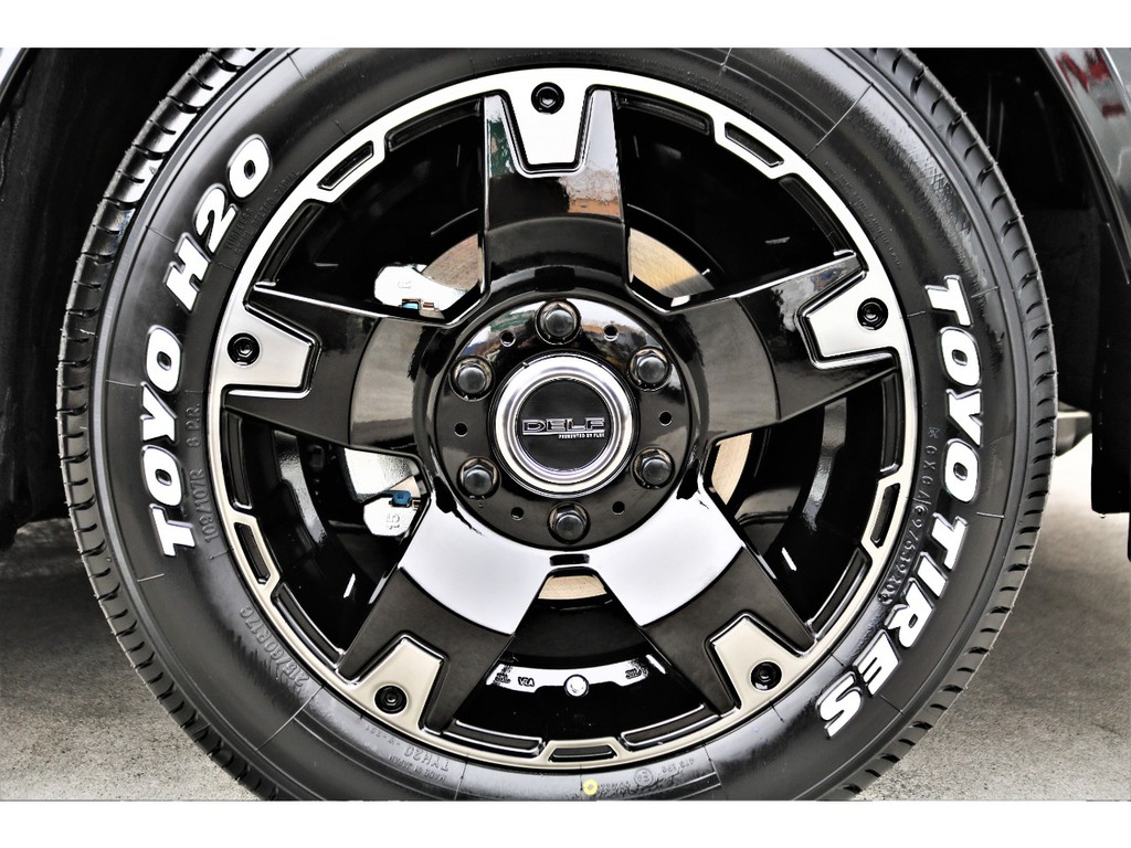 足元にはオリジナルＤＥＬＦ０３ １７インチアルミにＴＯＹＯＨ２０タイヤをチョイス！！