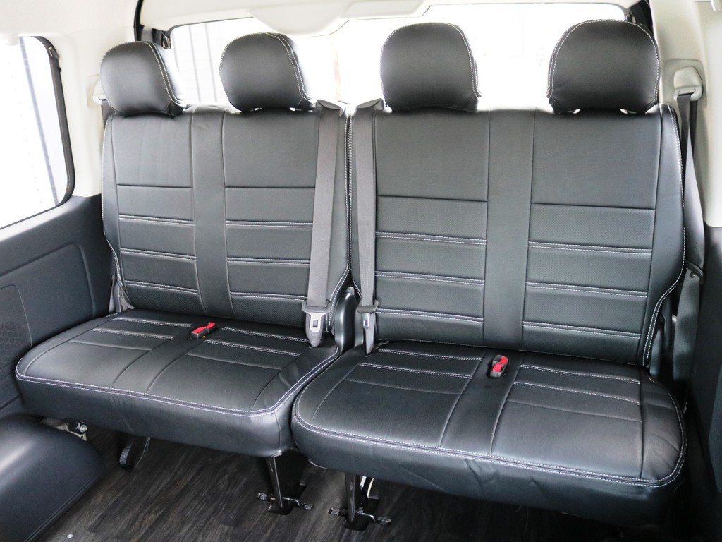 ４列目シートは跳ね上げ式です！