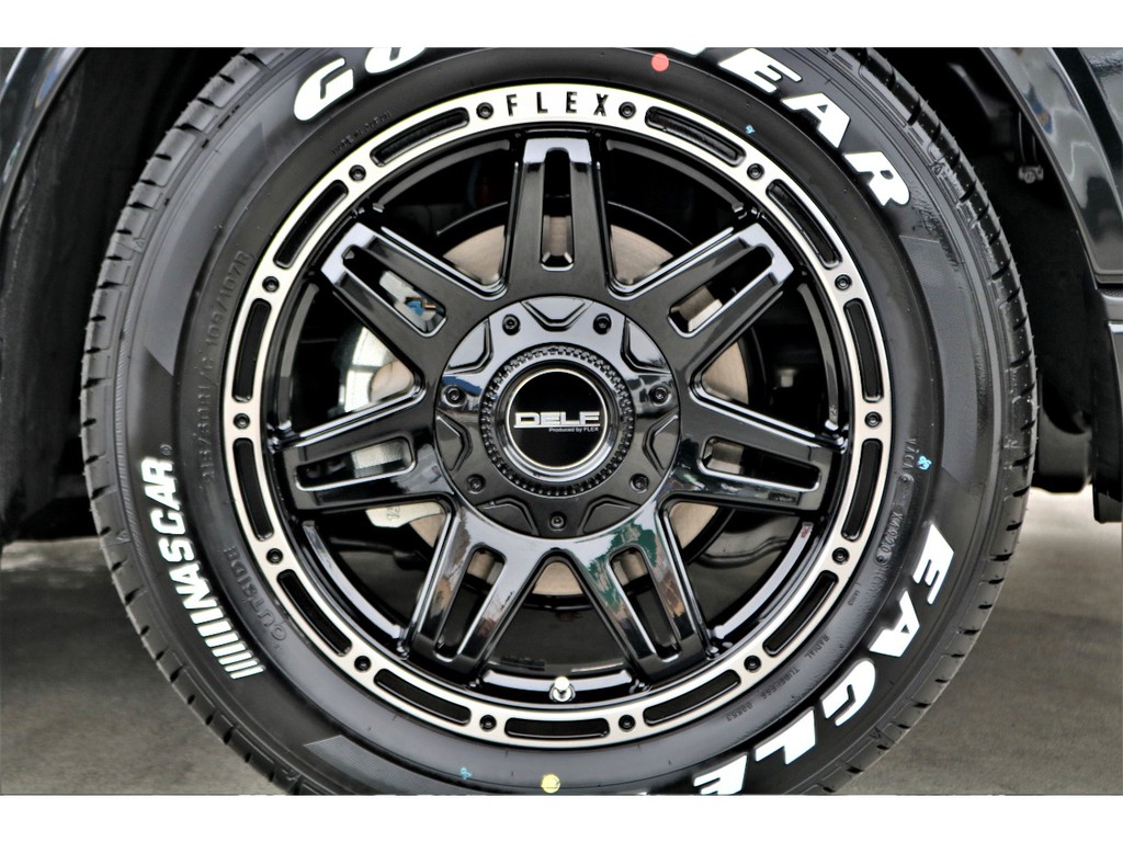 足元にはＤＥＬＦ０４ １６インチアルミにナスカーホワイトレタータイヤをチョイス！！