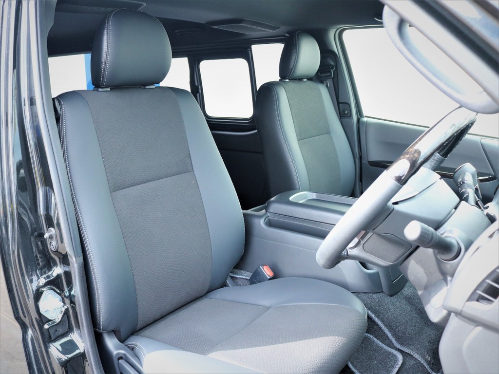 運転席シート、専用ハーフレザーシート！