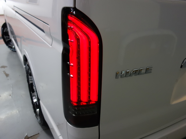 新車ハイエースワゴンＧＬファミリーに好評のアレンジＡＳシートアレンジ車両入庫致しました！！店頭在庫車、即納車可能になります！！