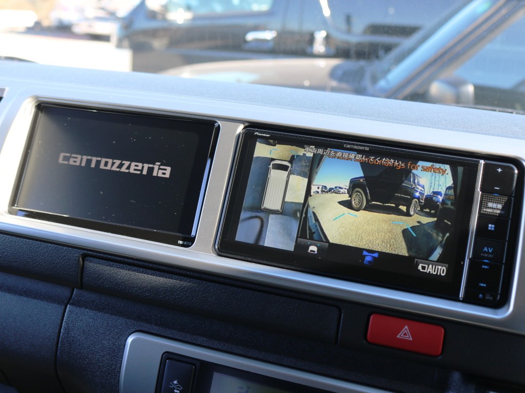 メーカーオプション　パノラミックビューモニター！車体を上から見たような映像をナビに映し出します♪ナビ隣には、カロッツェリア製サブモニターを完備！