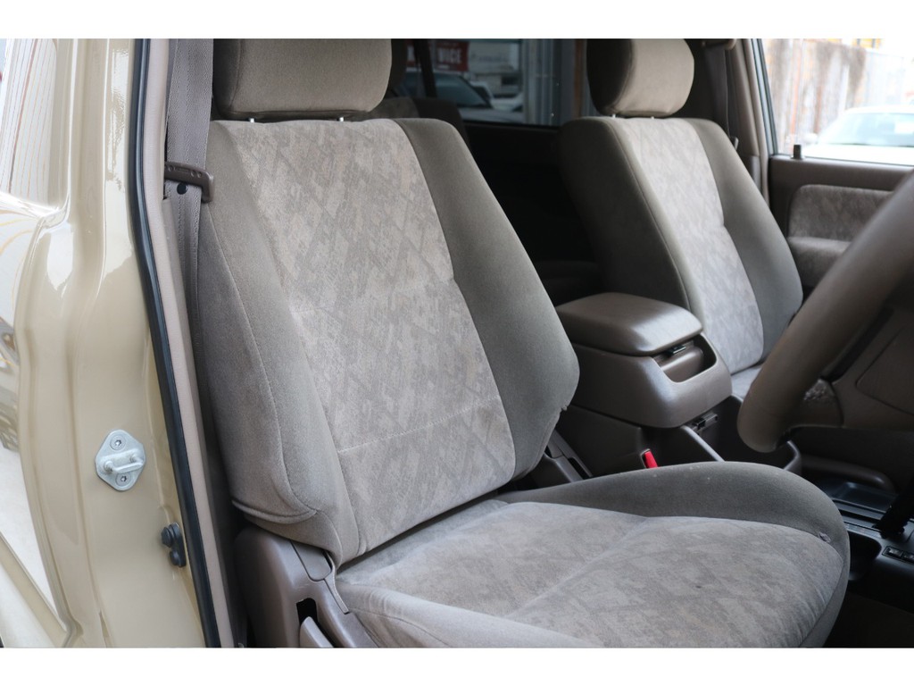 少しタバコの焦げ跡がありますが、全体的にキレイな運転席シート！嫌な臭いもございませんので、ご安心下さい！