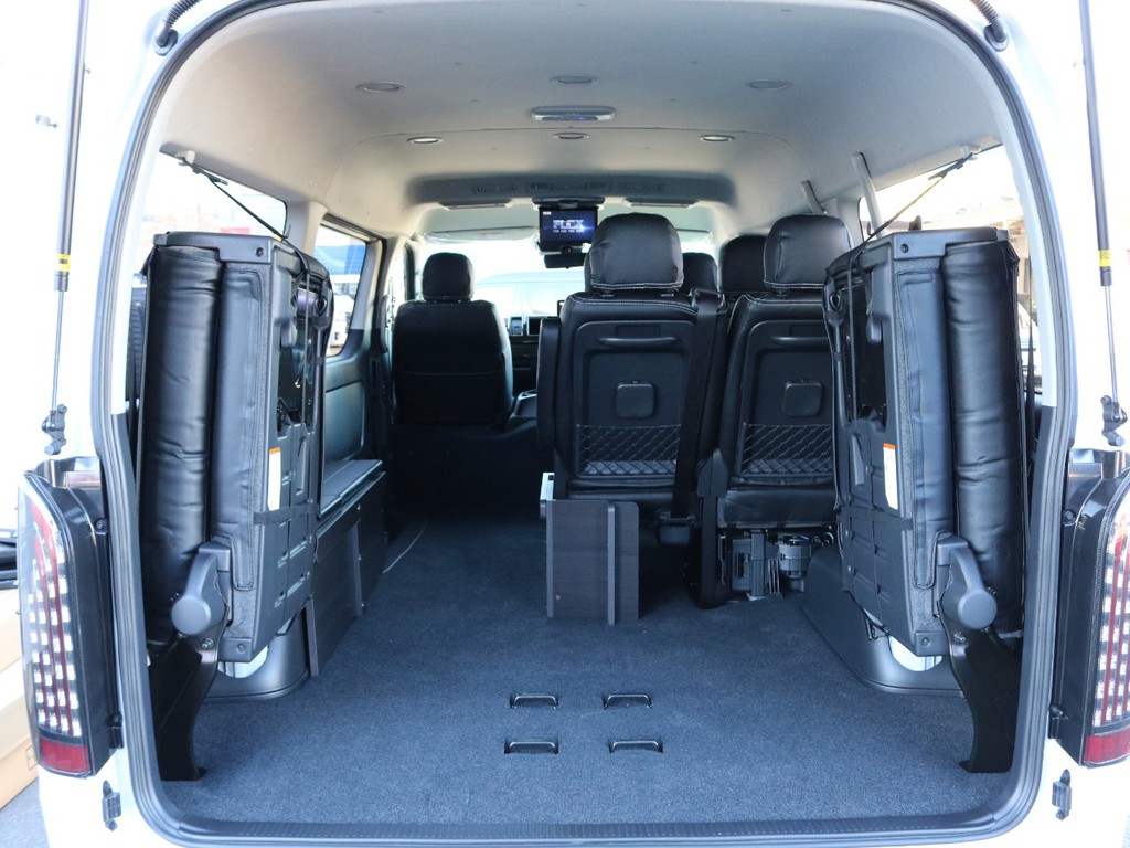 4列目シート跳ね上げ可能☆ラゲッジスペース確保☆