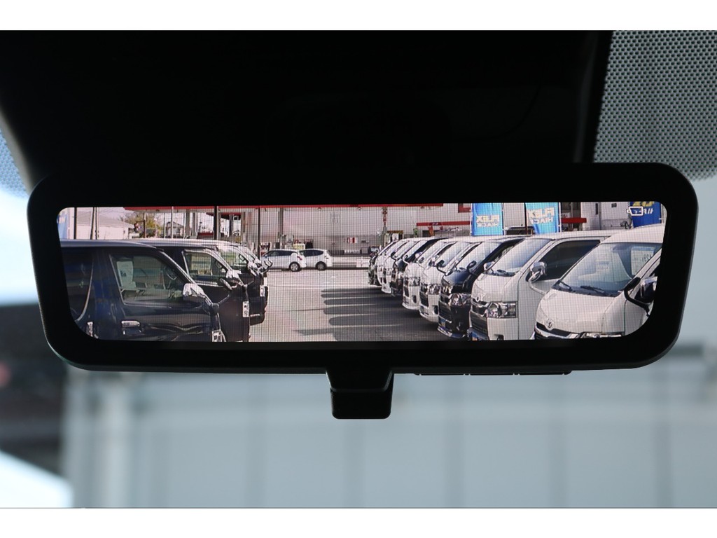 メーカーオプションのデジタルインナーミラーを搭載しており、運転中、駐車する際の車両後方の視野を確保することができます！！