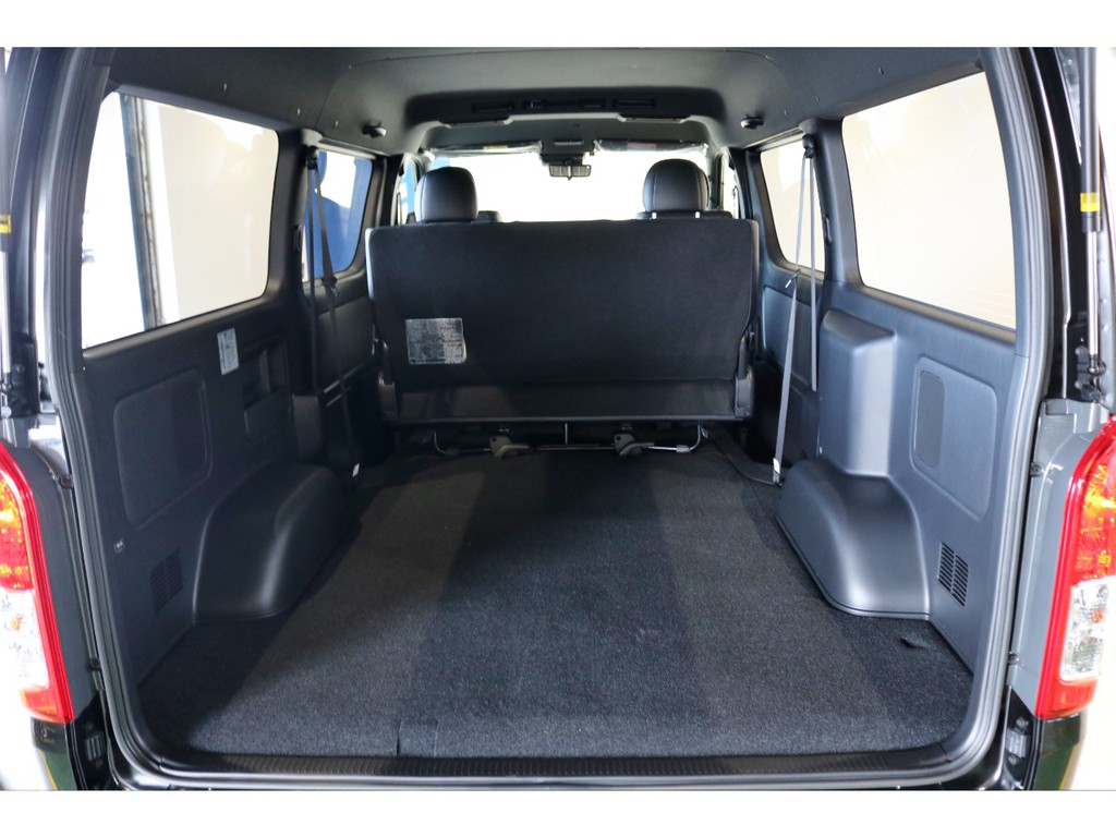 広大な荷室空間！ベットキット追加からそのまま使用するも良しですね！