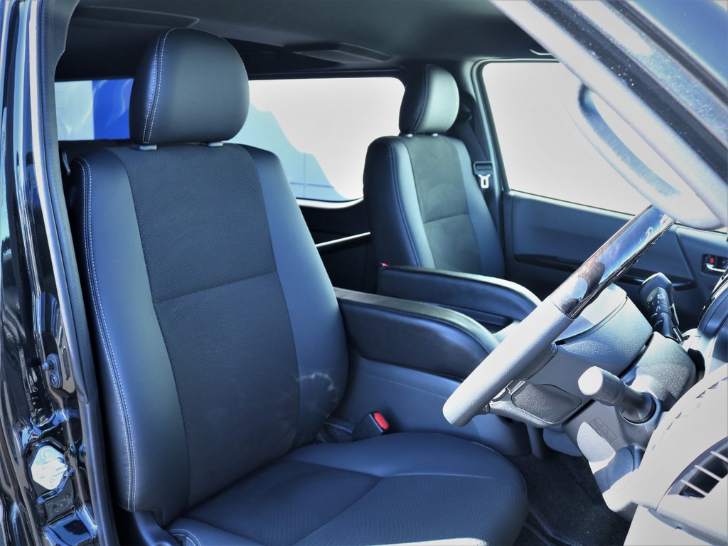 運転席シート、専用ハーフレザーシート！