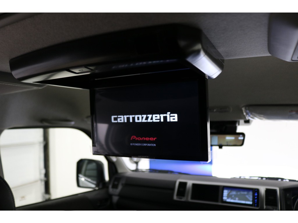 お子様にも嬉しいカロッツェリア製フリップダウンモニターも搭載！