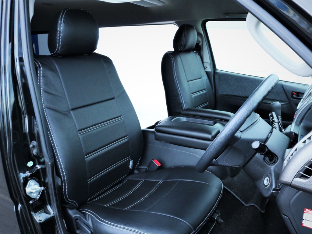 運転席シート、黒革調シートカバー付き！
