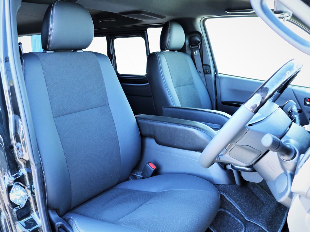 運転席シート、専用ハーフレザーシート！
