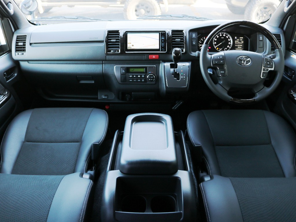 特別仕様車をベースにライトカスタムを施したハイエースバンが入庫いたしました♪