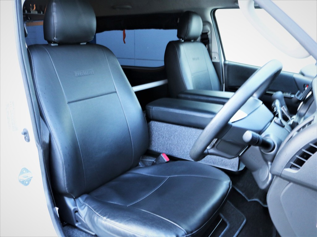 運転席シート、黒革調シートカバー付き！