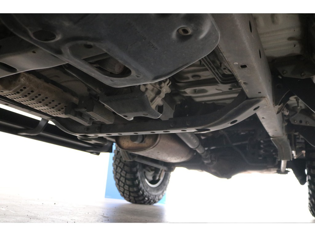 堅牢なラダーフレームに、センターでフロック付きフルタイム４ＷＤ！本格派の作りがランクル系の特徴！