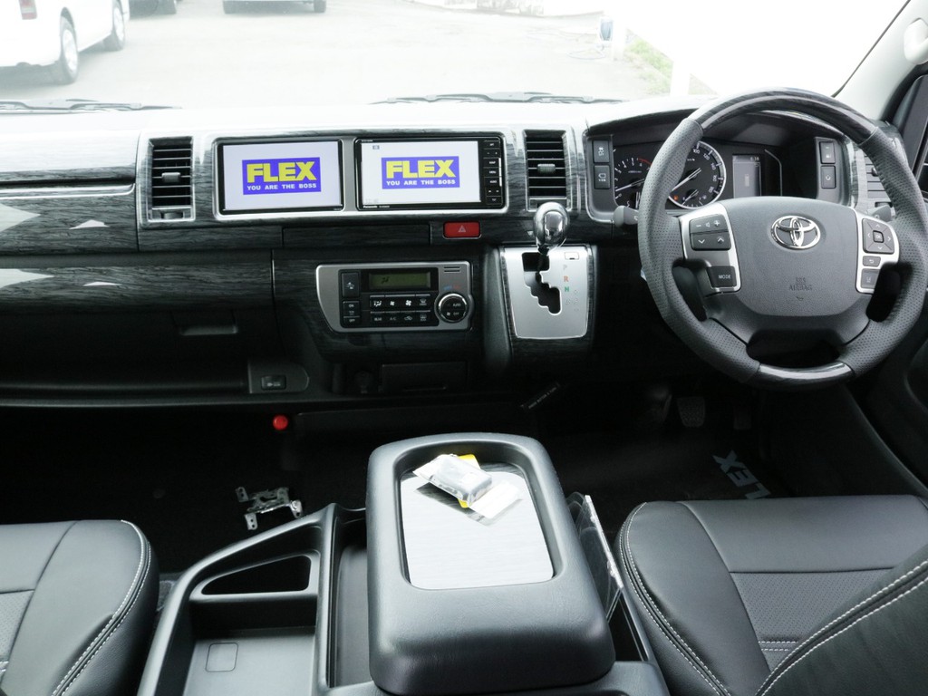 黒木目インテリアパネルが高級感を演出♪