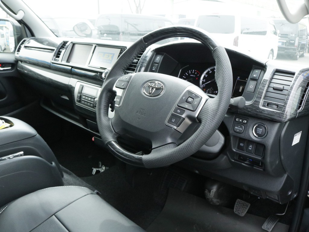 オーディオ、ディスプレイ内の操作が可能なステアリングスイッチ搭載！