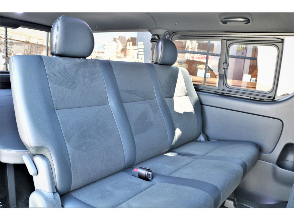 セカンドシートも特別仕様車専用ハーフレザーシート！！もちろんベッドとフラットにできます♪