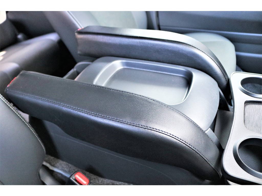 オリジナルアームレストは運転・助手席両側に搭載♪