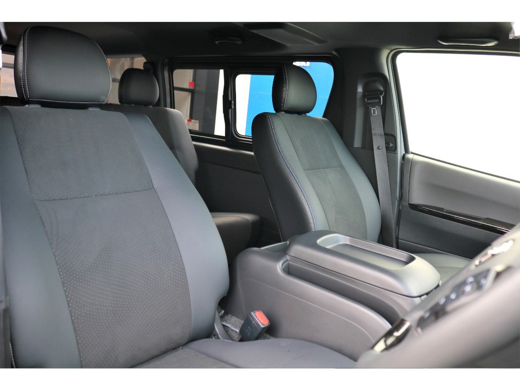特別仕様車専用ハーフレザーシート完備！！