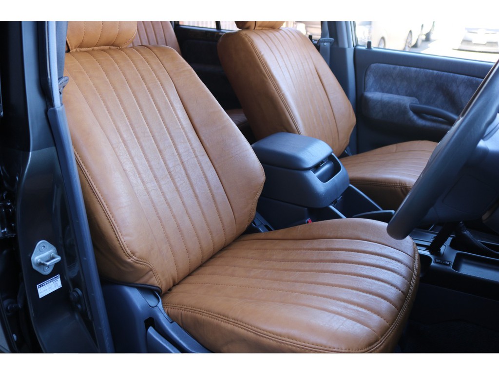 運転席も新品シートカバーを装着し広々お座り頂けます☆