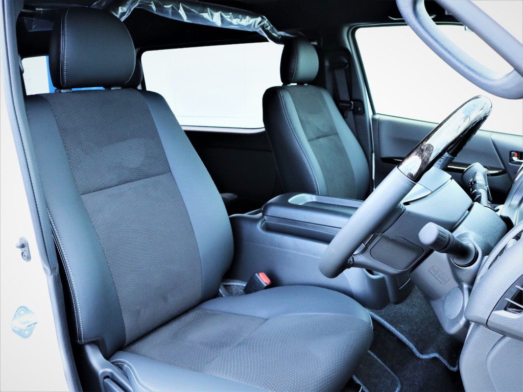 運転席シート、専用ハーフレザーシート！