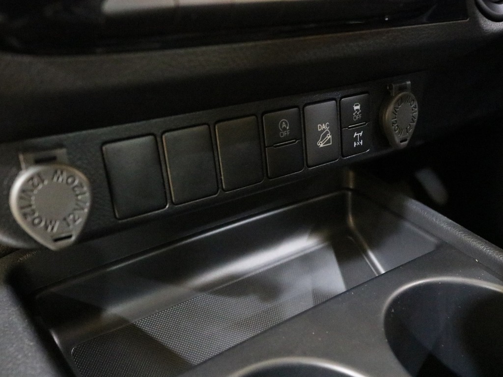 シガーソケットの差込口やリアデフロックなど様々な機能がございます♪