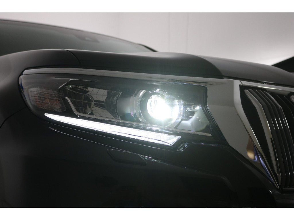 ＬＥＤヘッドライトは視認性はもちろん、見た目にもカッコイイです！