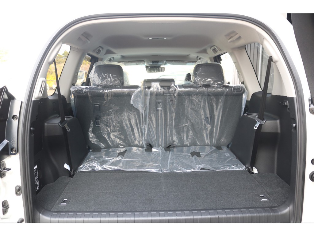 サードシート跳ね上げではなく床下収納になります！荷室容量を損なわないのは嬉しいですね☆