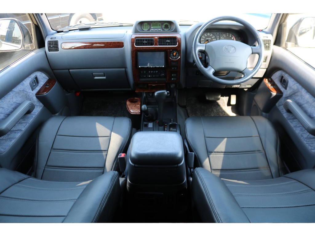 グレー内装の車内！レザー調シートカバーをインストール！