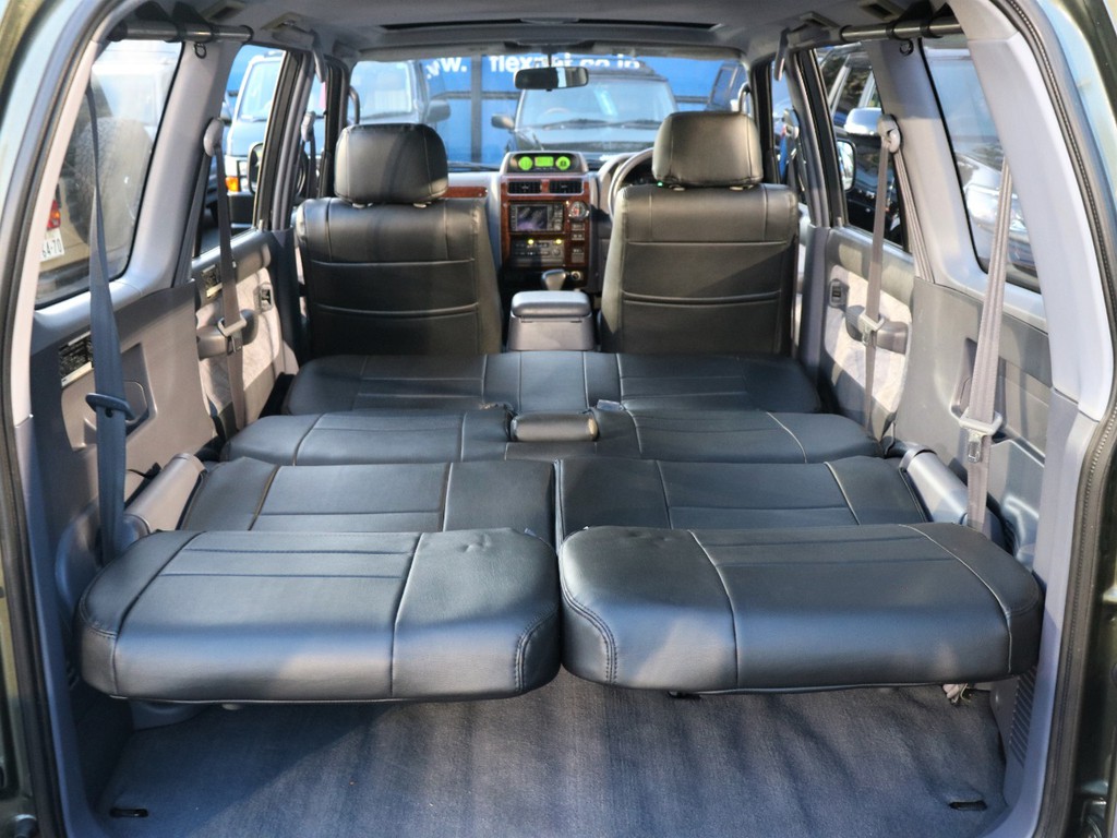 二列目シートと三列目シートを倒すとフラットのような状態になり車内がまるで家のように落ち着いた空間になります！