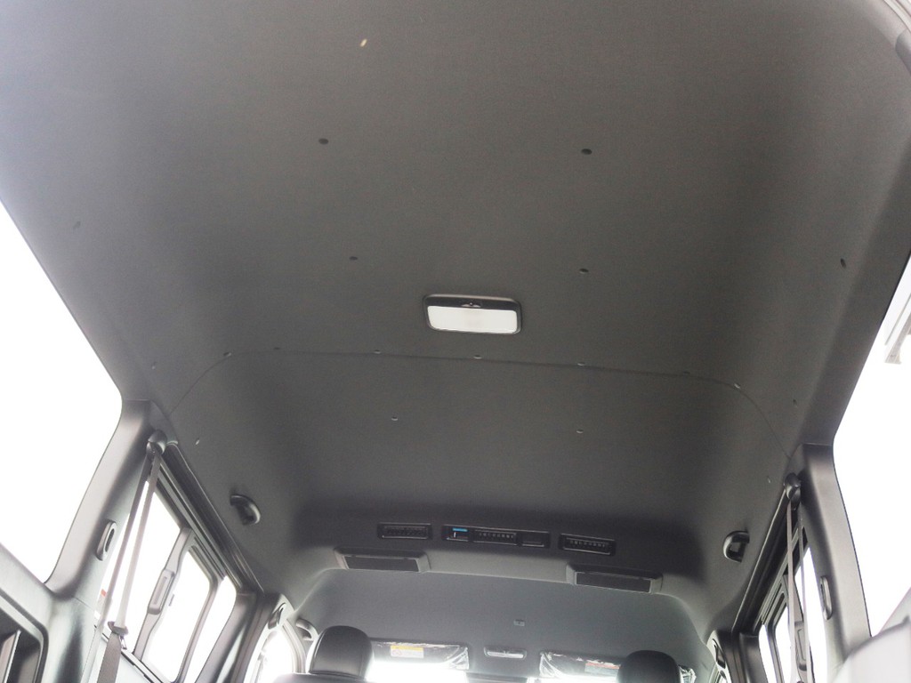 天井やトリム（車内の壁）等がブラックカラーとなっており、高級感のある内装となっております♪