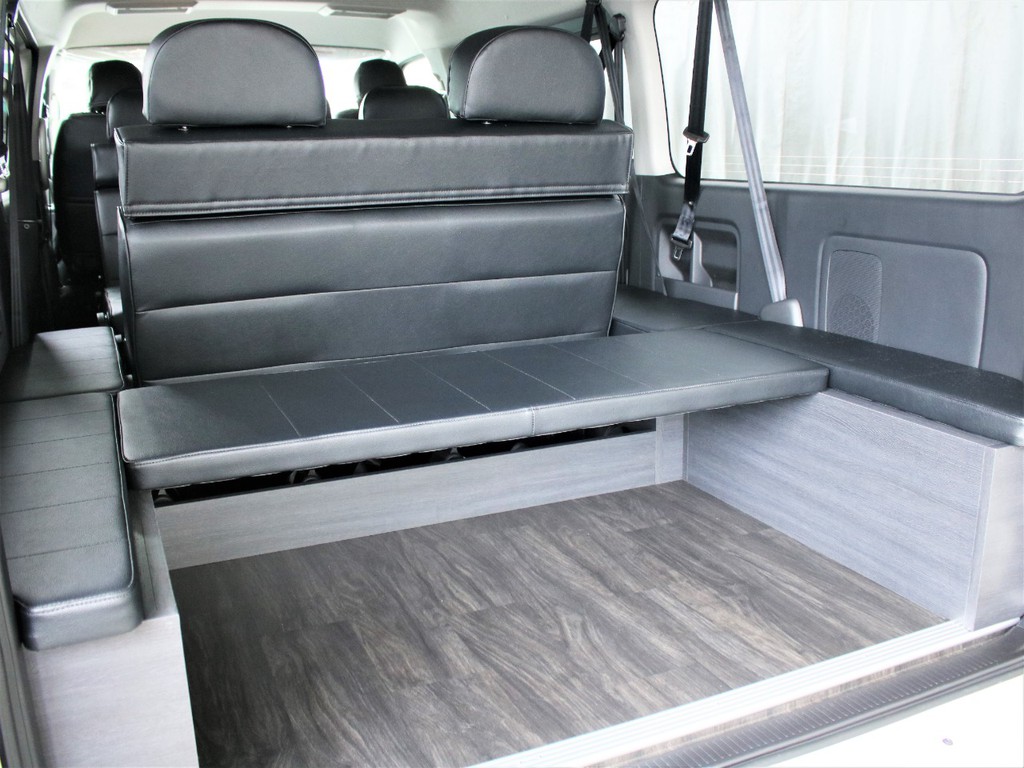 大きい荷室として活用することができ、大きい荷物も楽に積載することができます。