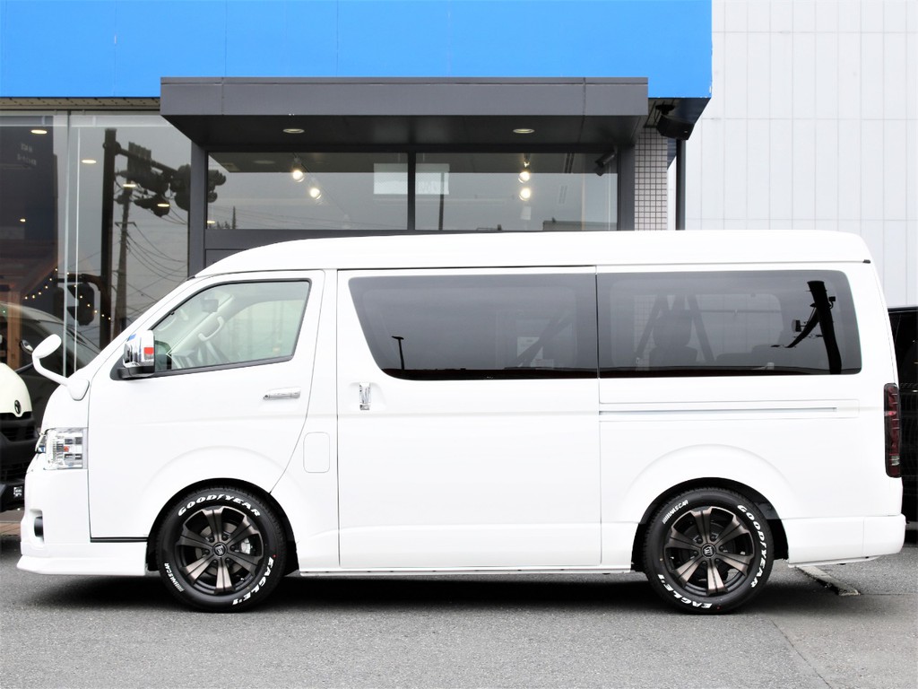 メーカーオプションの片側パワースライドドアを搭載しており、買い物帰りなど重い荷物を持っているときに楽に開け閉めすることができます。