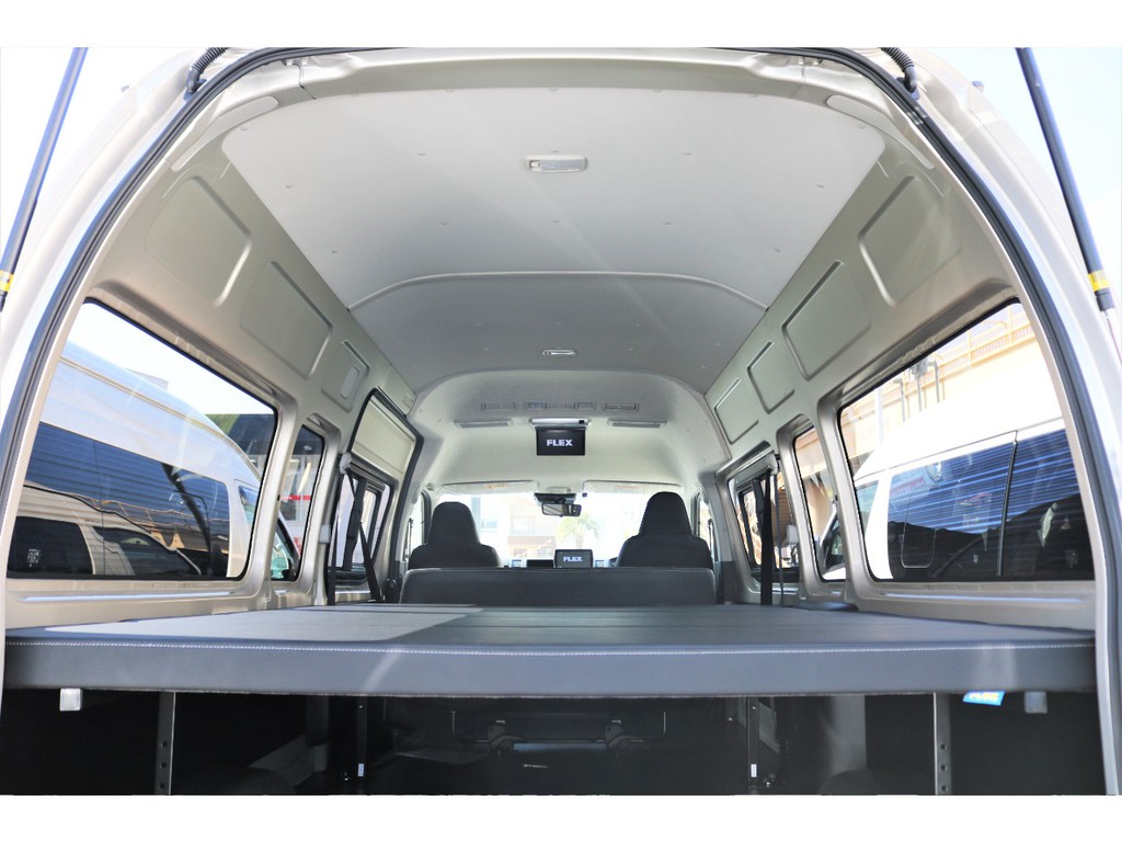 ハイルーフは背が高く身長１６０ｃｍの人なら車内で立つ事もできますよ！！