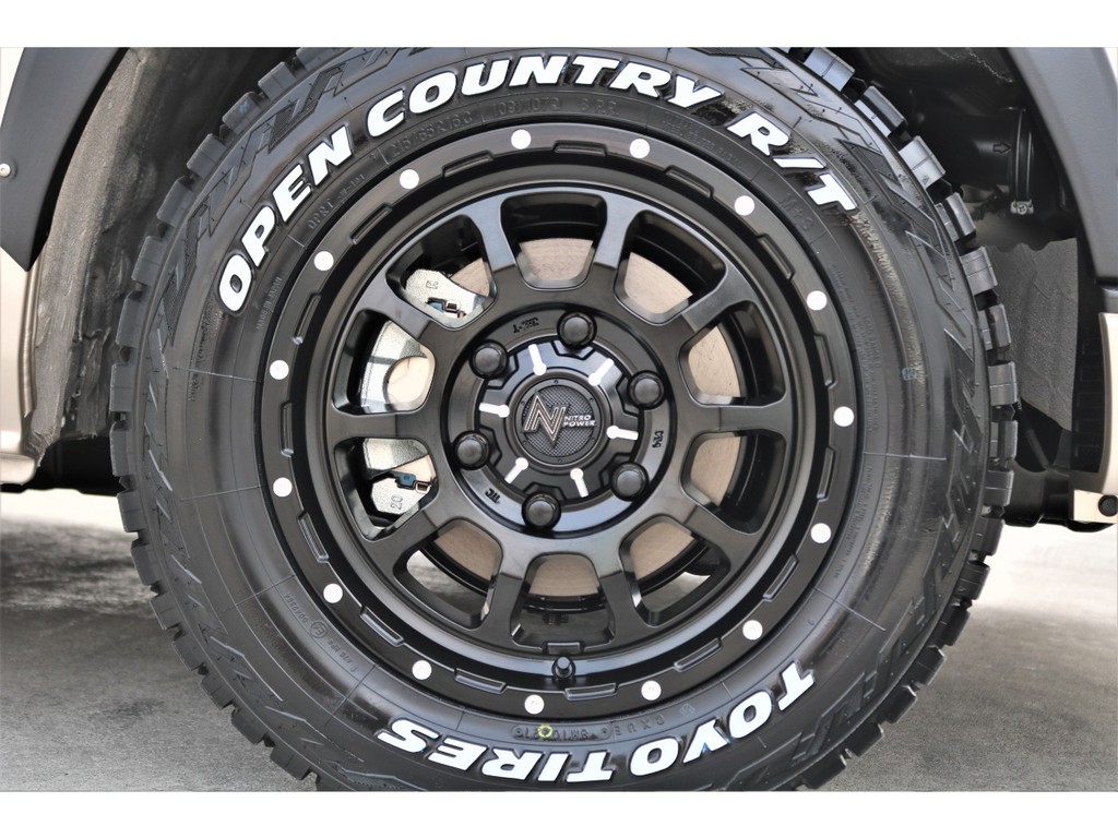 足元にはナイトロパワーＭ１０ １６インチＡＷ ＴＯＹＯオープンカントリータイヤをチョイス！！