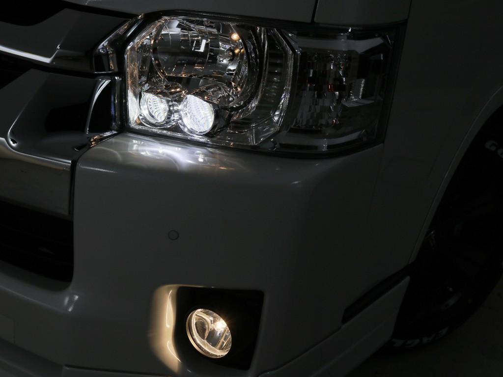 メーカーオプション　ＬＥＤヘッドランプ！ディーラーオプションのフォグランプも取り付け済みです♪