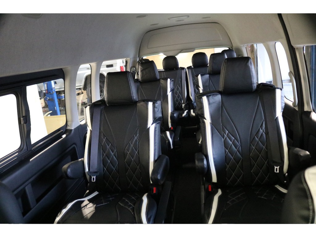 10人乗っても広々座れるのはグランドキャビンだけ！