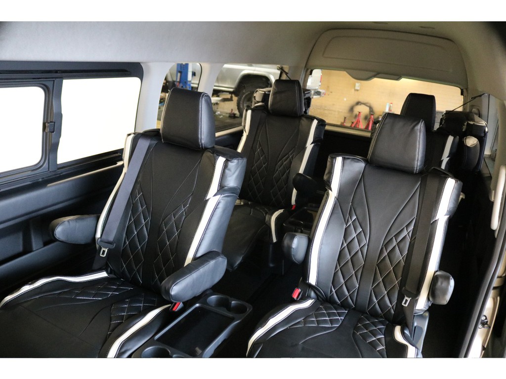 オットマン付きキャプテンシート4脚搭載！